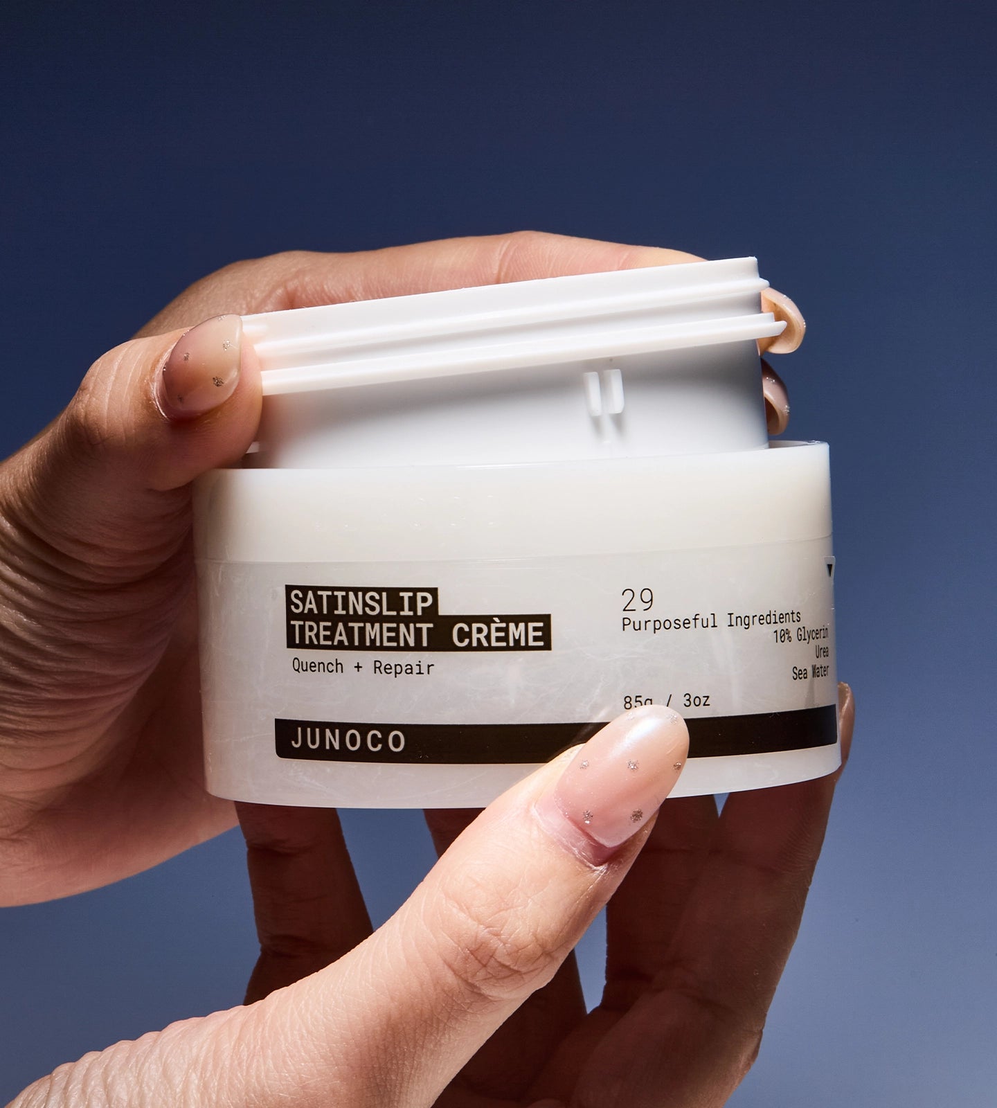 High-performance treatment crème refill to minimize environmental footprint.